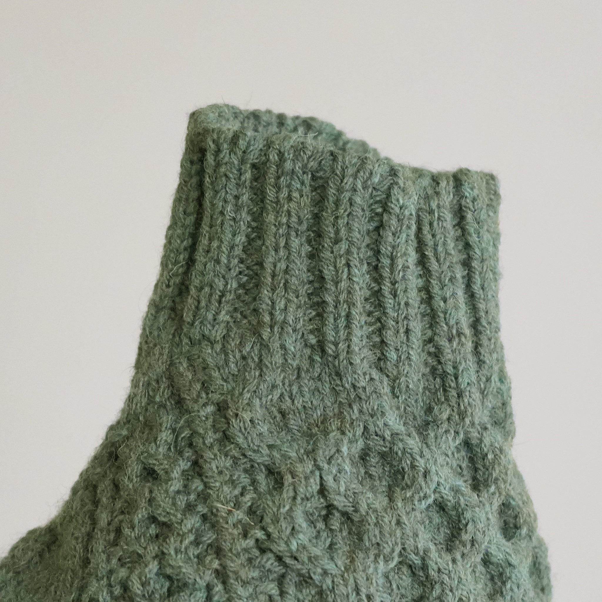 ケーブル編みはゴム編みの一種なので、ゴム編み同様柔らかく伸びます。