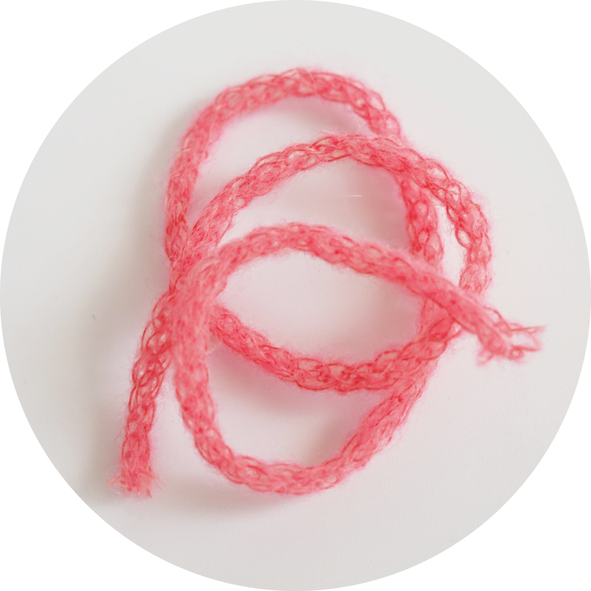 リリアン状の毛糸がたくさんの空気を含み、保温効果・断熱効果を発揮します。