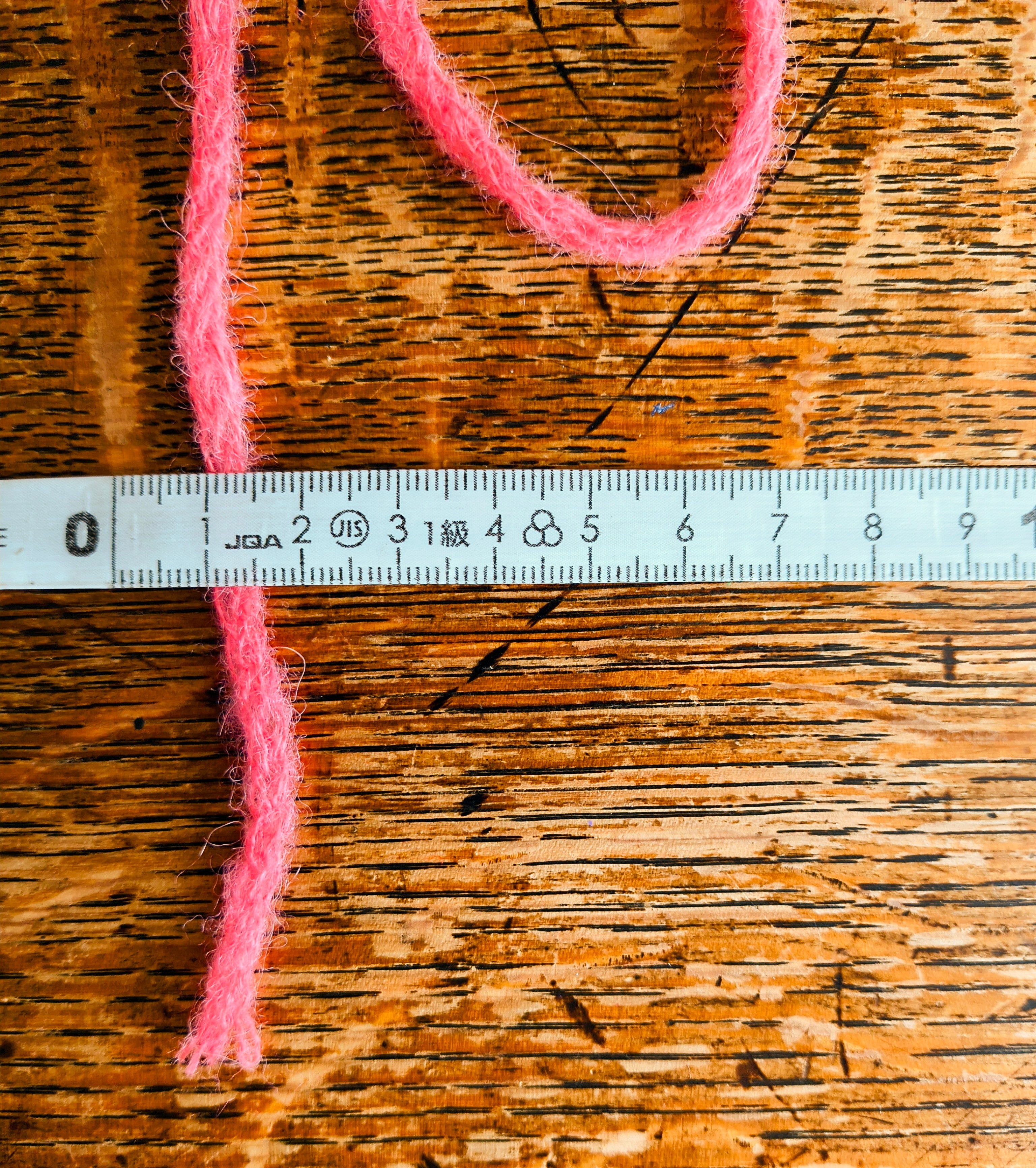 リリアン状の毛糸がたくさんの空気を含み、保温効果・断熱効果を発揮します。