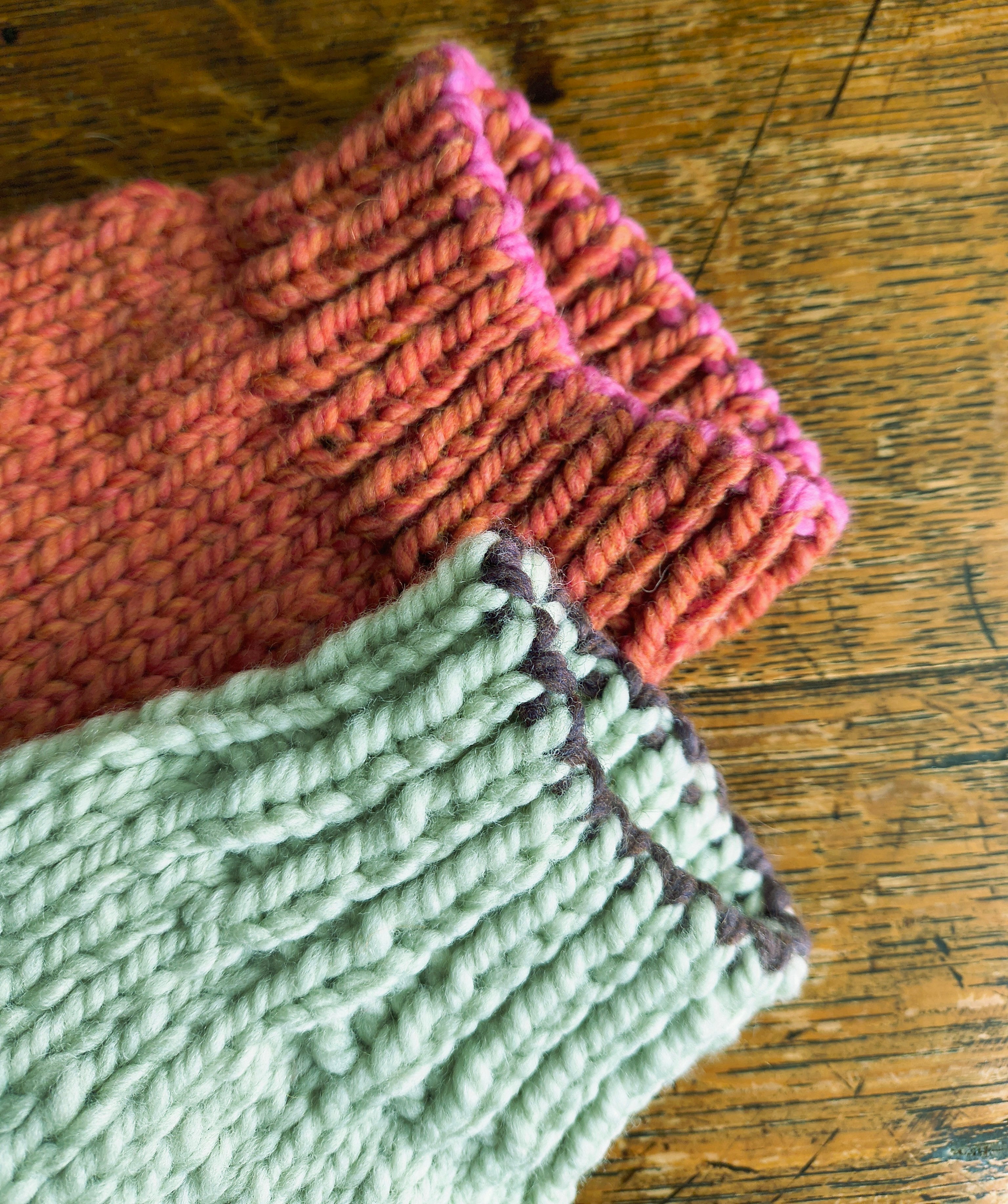 チャンキーウェイトの太めの毛糸がカジュアルな雰囲気